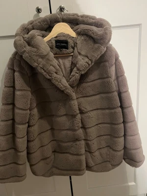 Grå pälskappa - Passar storlek S/M