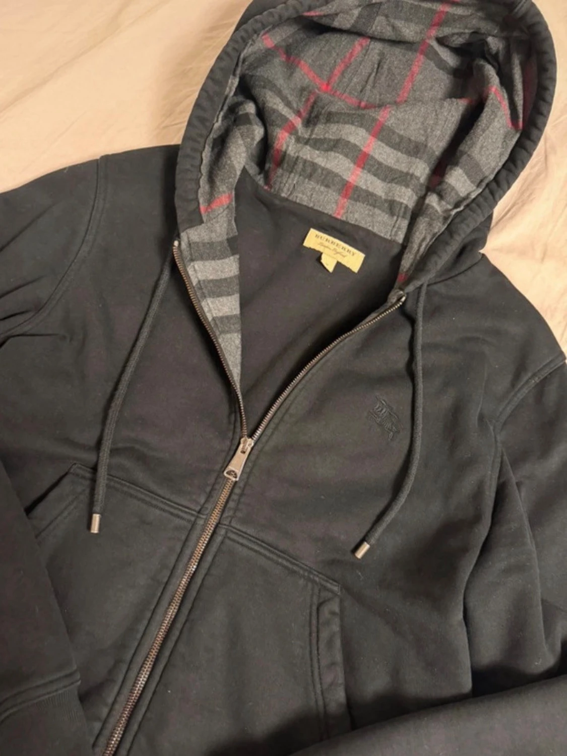 Svart hoodie från Burberry med dragkedja