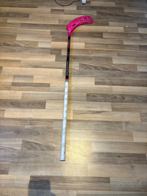 Oxdog hyperlight 2.0 29 flex 101 cm ”pris kan diskuteras ” - Säljer en hyperlight 2.0 från oxdog. Klubban har 29 flex och är 101 cm lång . Bladet är ett optligt i MBC plasten. Greplindan är en Kh -grepp grå. Nypris på klubban är 2128kr men säjer för 1600kr