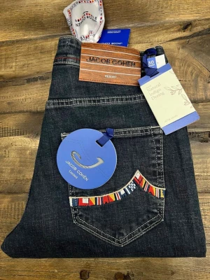 Jacob Cohën jeans  - Jacob Cohën 688 regular. Helt nya, allt og ingår. Hör av er vid eventuella frågor eller funderingar! 