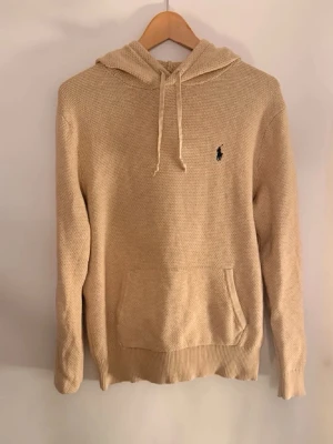 Ralph Lauren Hoodie  - Stickad Ralph Lauren hoodie. Skicket är 8/10 inga defekter eller liknande. Hör av dig vid frågor eller funderingar.
