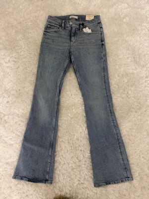 Bootcut jeans  - Snygga bootcut jeans i ljusblå denim från Gina tricot. Nya med prislappen kvar då dom ej kom till användning tyvärr 💕
