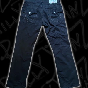 True Religion Straight - TRUE RELIGION STRAIGHT JEANS VERY GOOD condition with tag : 9.5/10‼️‼️ Perfect fit☝️ Feel free to ask questions  Measurements: Waist - 44 cm Outerleglength - 107 cm Legopening - 23 cm  Det finns en liten fläck på vänstra fickan