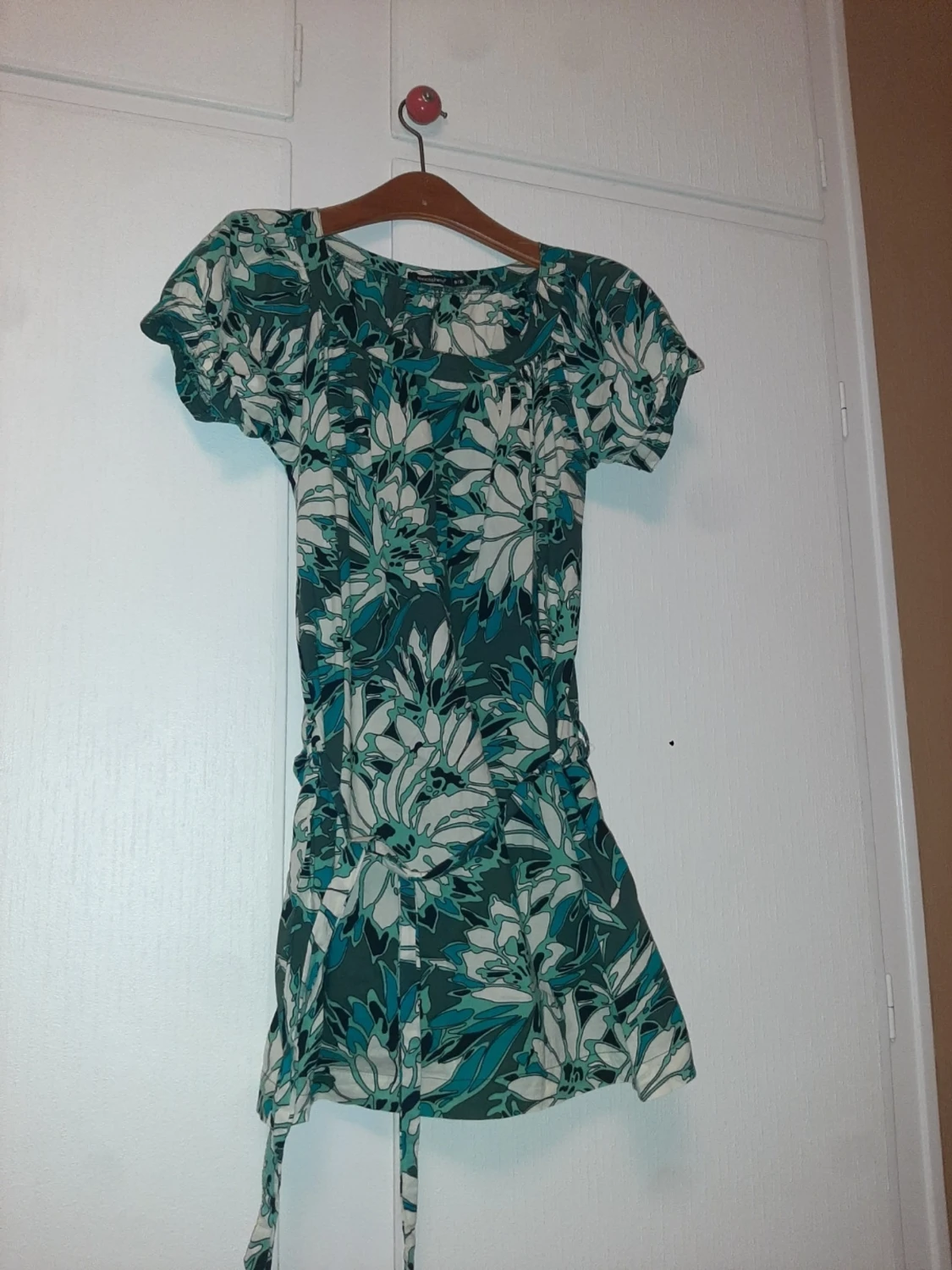 Blommig kortklänning med knyt