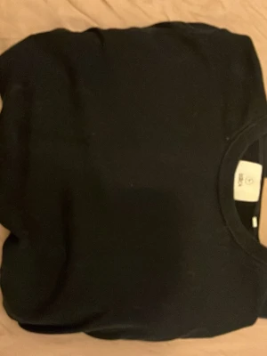 Marinblå bläck tröja  - En enkel och stilren olivgrön stickad tröja med rund hals och långa ärmar. Tröjan har ribbade muddar vid ärmslut och nederkant. Perfekt basplagg i garderoben och passar till det mesta. Materialet känns mjukt och bekvämt. Tröjan är från bläck och är i ett fint skick utan några defekter ny pris 599 mitt pris 200