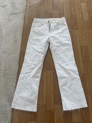 Vita raka jeans hög midja - Vita jeans från Zara aldrig använda hög midja.