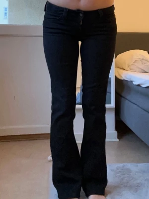 Svarta bootcut jeans - Säljer ett par svarta bootcut cheap monday jeans med klassisk femficksmodell och låg midja. Jeansen har en snygg passform som sitter tajt över låren och släpper ut vid bensluten. Dom är uppsydda pågrund av att dom var för långa för mig, så nu passar dom mig perfekt som är 164cm lång💞(dom är avklippta och uppsydda hos skräddaren, så man kan ej lägga ner dom)