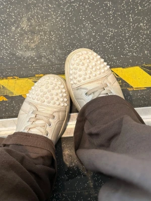 Vita Christian Louboutin skor - Jättefina vita louboutin skor, box och allt medföljer. Jag har ej tvättat de på bilderna men kommer självklart göra det vid försäljning, inga skador eller defekter!💗💕