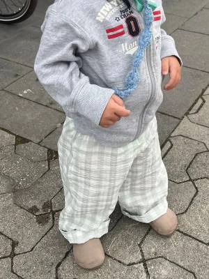 Ljusrutiga byxor barn - Byxor som jag sytt helt själv!😊 Passar 104 Finns fler byxor och andra kläder på min hemsida, Googla Emanuel Dsgn! Allt är handgjort🫶🏻 Skriv om ni önskar annan strl