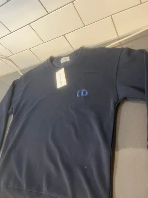 CD sweatshirt  - Helt ny och oanvänd CD tröja jätte fin skick skickad inom 24 timmar passar till dig som är mellan 175-180