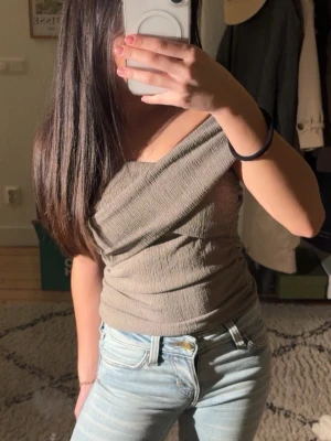 Omlott topp - Snygg omlott topp från Pull&bear i storlek XS. Prislappen kvar, därav oanvänd! Skriv för frågor ❣️