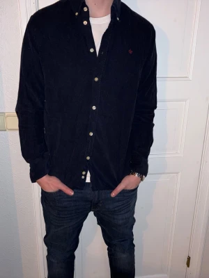 Blå skjorta från Morris - Blå skjorta från Morris i storlek M.  Fint skick till ett bra pris. Däremot är lappen i nacken av och därmed ett lägre pris. Ingenting som syns vid användning. Nypris: 1995kr. Mitt pris: 299kr. Vid frågor eller funderingar, tveka inte att höra av dig.