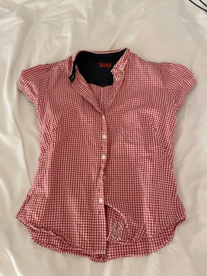 Rödvit rutig kortärmad skjorta - Kortärmad skjorta i rödvitt rutigt mönster. Har aldig kommit till användning 💗💗