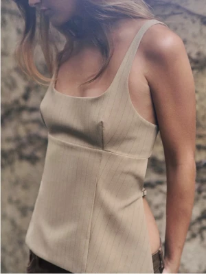 Zara topp med öppen rygg - Säljer en beige/brun zara topp med öppen rygg bak. Jätte fin men tyvärr lite för stor för mig, slutsåld på hemsidan. Lappen är kvar på och helt oanvänd!