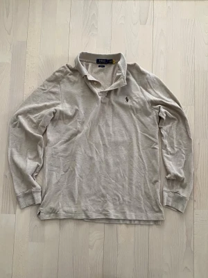 Ralph Lauren tröja  - Tjena! Säljer nu denna sjukt stilrena ”Longsleave Tröja” från Ralph Lauren. Storlek L och i nyskick! Nypris ca 1500! Priset är ej hugget i sten så hör av dig vid minsta fundering:)