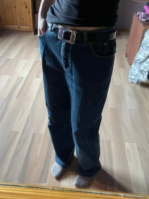 Second hand jeans - Köpa på myrornas second hand i Göteborg, väldigt snygga, breda i midjan och snygga detaljer på bakfickorna, säljer då dem inte kommit till användning på senaste, helt perfekt skick