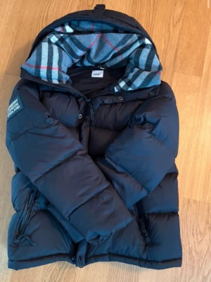 Burberry Jacka - En väldig snygg burberry jacka som jag säljer, då jag ej använder den nå mer. Jackan i storlek M köptes förra vintern. Väldigt bra skick och priset kan även diskuteras! Bara att buda.