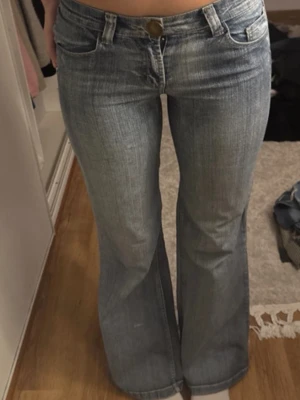 Blå bootcut jeans  - ”Vintage” bootcut jeans från golden apple. Storlek 28( passar 34/36) längd 80 cm. Knappen sitter lite löst men har inte gått sönder! (Första bilden är inte min)