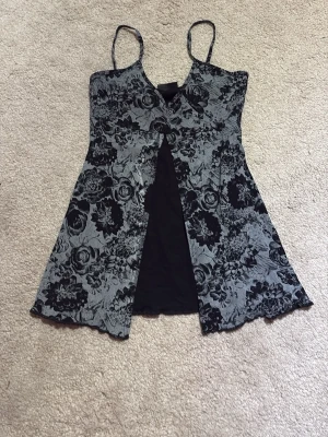 Linne från clockhouse - Säljer ett grå-svart blommigt linne från clockhouse. Toppen är begagnad så storleken är okänd (GISSNINGSVIS mellan st S-M). Säljer eftersom jag inte använder den särskilt mycket (: Skriv om du har några frågor 💕