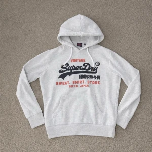 Superdry Hoodie - Tja! Säljer en Superdry Hoodie i storleken (L)-fast  den sitter som en (M)-skick 8/10. Vid minsta lilla fundering hör av er!
