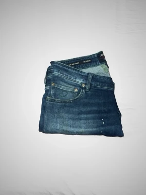 Mörkblå jeans från Jacob Cohen - Snygga mörkblå jeans från Jacob Cohen med gröna detaljer, perfekta om du vill visa på stil och kvalité. Inte haft de så länge (andra hand) men de har inga större slitage. Model: Nick, W31. Hör av er vid frågor om mått m.m👍
