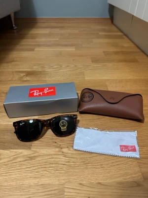 Rayban Solglasögon  - Säljer ett par helt nya Rayban solglasögon. I leopard mönster. Solglasögonen är väldigt lika Boyfriends men dessa är i lite mindre storlek. Så dessa passar både till dam och herr.