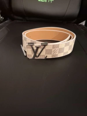 Vit bälte - Vit bälte med silver spänne, schack mönster, aldrig använt