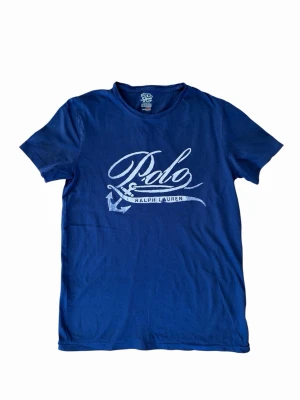 Vintage Ralph Lauren t-shirt - Hej! Säljer denna väldigt unika och snygga ralph lauren t-shirt | Storlek: se bild 2 | Skicket är bra, inga tydliga tecken på användning | Pris kan diskuteras! | Hör av dig vid intresse eller minsta fundering! | Gratis frakt fram till första mars, passa på! 