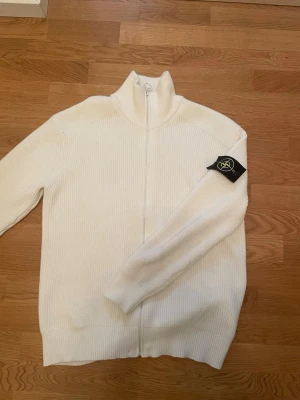 Vit ziptröja från Stone Island - Vit stickad kofta från Stone Island i storlek M helt ny mycket bra kvalité 