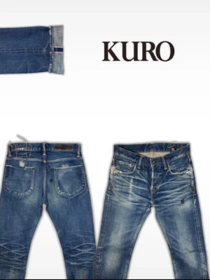 Kuro ”Graphite” Selvedge Denim - Riktigt snygga Selvesge jeans från det japanska märket Kuro. Väl gjorda lagningar och tydliga whiskers och honeycombs! W28 men utgå från mått då storlekar är varierar i mått!                                                                                   Midja: 39 Innerben: 78 Ytterben: 102 Benöppning 18