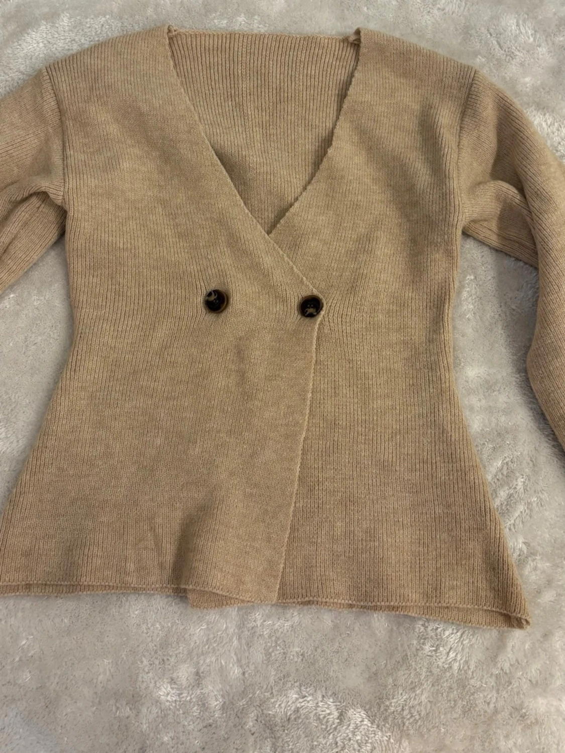 Beige stickad omlottkofta