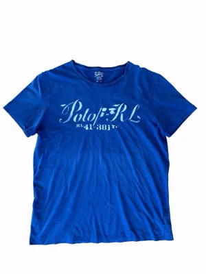 Vintage ralph lauren t-shirt - Hej! Säljer denna väldigt unika och snygga ralph lauren t-shirt | Storlek: se bild 2 | Skicket är bra, inga tydliga tecken på användning | Pris kan diskuteras! | Hör av dig vid intresse eller minsta fundering! | Gratis frakt fram till första mars, passa på! 