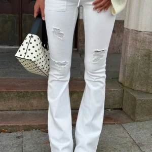 Vita bootcut jeans med slitningar - Säljer dessa helt slutsålda jeans från Gina i storlek xs. Skicka gärna prisförslag för är osäker på pris. De är använda två gånger och har inga defekter, skriv privat för egna bilder.💕 