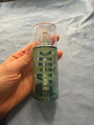 Milk Makeup Hydro Grip Primer - Säljer min Milk Hydro Grip Primer då jag har flera primers. Endast använd 2 gånger, så nästan full.  • Ger bra grepp så sminket sitter längre • Återfuktande och passar de flesta hudtyper • Originalstorlek 45 ml  Mycket bra skick.