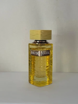 Eau de Soleil fragrance world  - Eau de Soleil fragrance world 100ml  EDP ca 90ml kvar. Påminner om Gucci flora den gula flaskan. Feminin doft