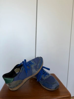 Blå sneakers med gröna detaljer - Valentino rockrunners