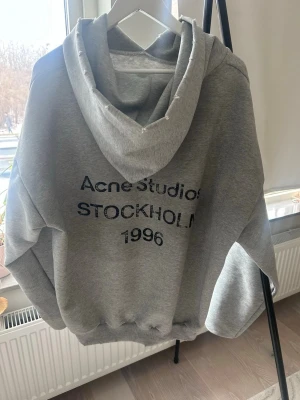 Acne Studios Hoodie  - En grå Acne Hoodie i storlek M (oversize fit) passar L också.                                                                  Mycket bra skick knappt använd                                  Nypris: 5700kr