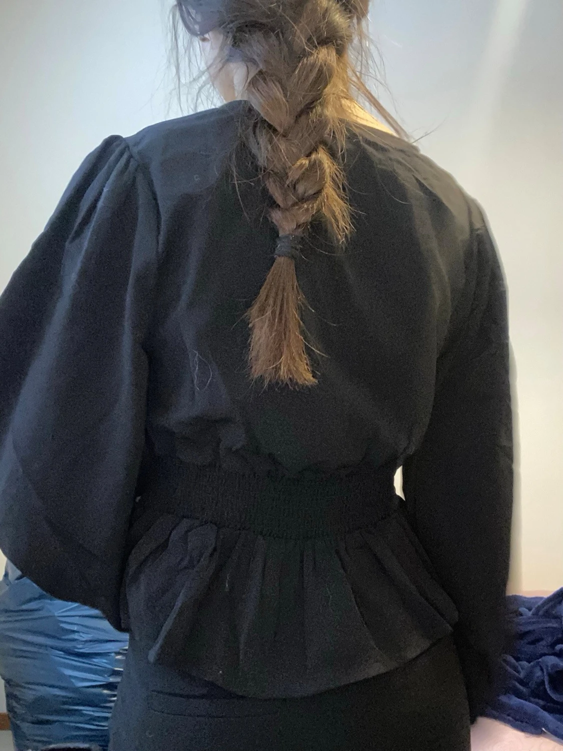 Svart blus med volang och knappar - 3