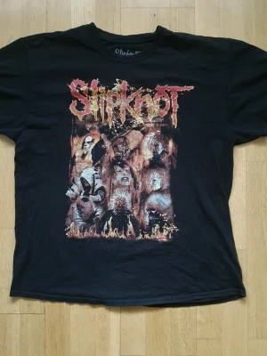 Slipknot Tour 2020 T-Shirt | XL / Extra Large | Retro Y2K - T-Shirt med Slipknot 202 Turné tryck på framsidan och baksidan.  Slipknot / Bravado Licensing 2020. Extra Large (Mått finns på bilderna!) 100% bomull.  Se bilder.  Kika in mina andra annonser!