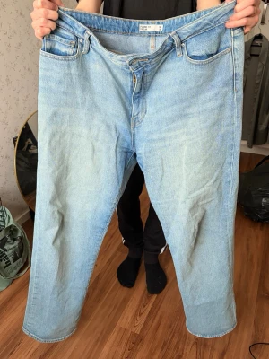 Ljusblå raka jeans - Säljer ett par ljusblå jeans med rak lite lösare passform (men heter Freja flare) och medelhög midja. Jeansen har fem fickor, bälteshällor och klassisk knappgylf. Vintagekänsla med snygg tvätt. Obs djur finns i hemmet 