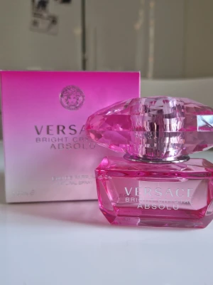 Versace - Bright Crystal Absolu EdP 50ml - Köpt på Cocopanda för några veckor sedan. Se mängd enl bild. Fräsch blommig doft. 