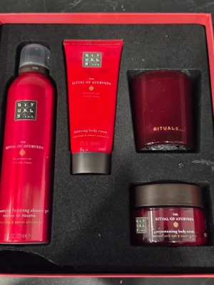 Rituals The Ritual of Ayurveda presentförpackning - Rituals The Ritual of Ayurveda presentförpackning innehåller: - Foaming Shower Gel 200 ml -Body Cream 100 ml - Body Scrub 125 g - Doftljus 140 g   Tyvärr så har plasten spruckit på insatsen se bilder!  Allt är självklart nytt och oanvänt.