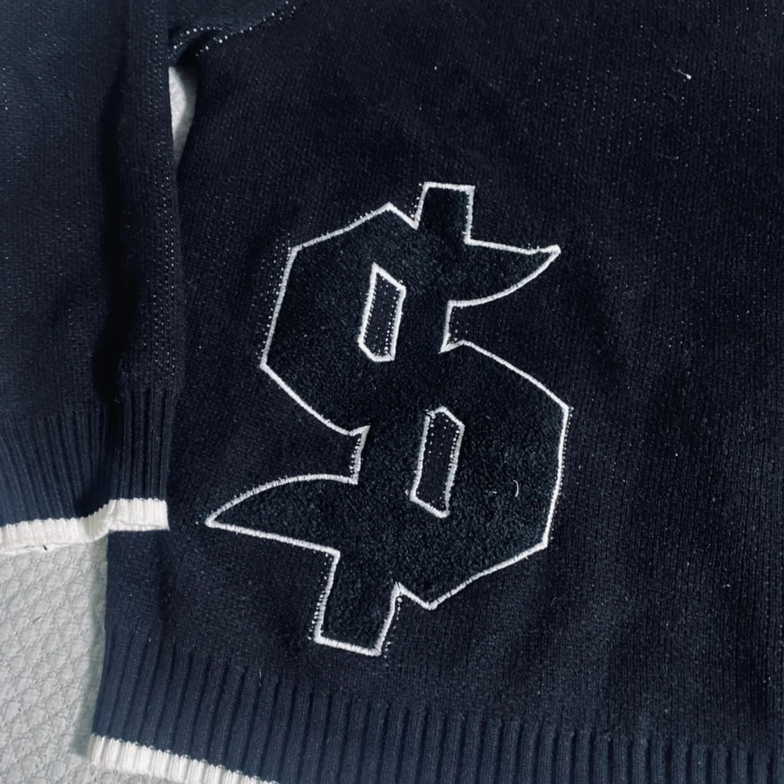 Svart stickad tröja med dollartecken - 1