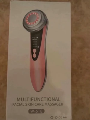 Multifunktionell ansiktsapparat W-618 - Multifunktionell ansiktsmassager W-618 i rosa och silver. Hudvårdsapparat som bl.a. har anti-aging egenskaper, lugnar och stramar upp huden. Rengöring för ansiktet om du använder rengöringsprodukt för ansiktet, så sätter du det i ansiktet och använder denna sen. Så rengörs huden mer på djupet. Förhindrar och förbättrar porer. Hjälper till med hudens collagen. Effekt mot mörka ringar under ögonen mm.