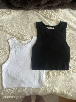 Två stycken tank tops från Pull & Bear - Två stycken tank tops från Pull & Bear i storlek S. En vit och en svart. Inga fläckar eller skavanker vad jag kan se. Säljer eftersom jag växt ur dom. (OBS inte strukna på bilden)🌸 