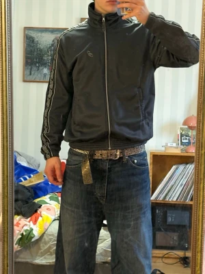 Svart/grå track top  - Säljer en svart / grå track top. Storlek M. 