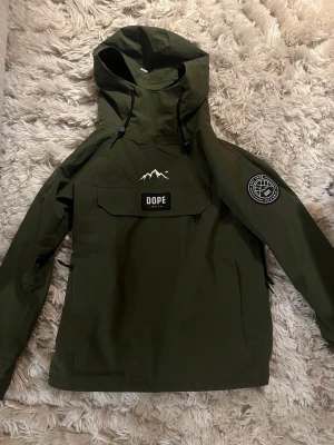 Svarta täckbyxor från Dope Snow - Säljer ett par svarta täckbyxor och jacka från Dope Snow med flera praktiska fickor och justerbar midja. Perfekta för skidåkning eller snowboard. 