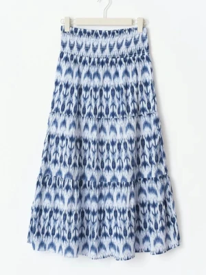 Blåvit långkjol med mönster - Säljer en flowy blåvit långkjol med snyggt grafiskt mönster. Kjolen har resår i midjan och flera volanger som ger en avslappnad och bohemisk vibe. Perfekt att styla med en enkel topp för en fräsch look.💕