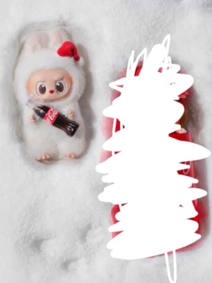 Söt samlarfigur med tomteluva - Unik samlarfigur föreställande en gullig karaktär i vit fluffig dräkt med kaninöron och röd tomteluva. Figuren håller en liten Coca-Cola-flaska och har stora ögon. Perfekt för dig som gillar söta dekorationer eller samlarfigurer.💕