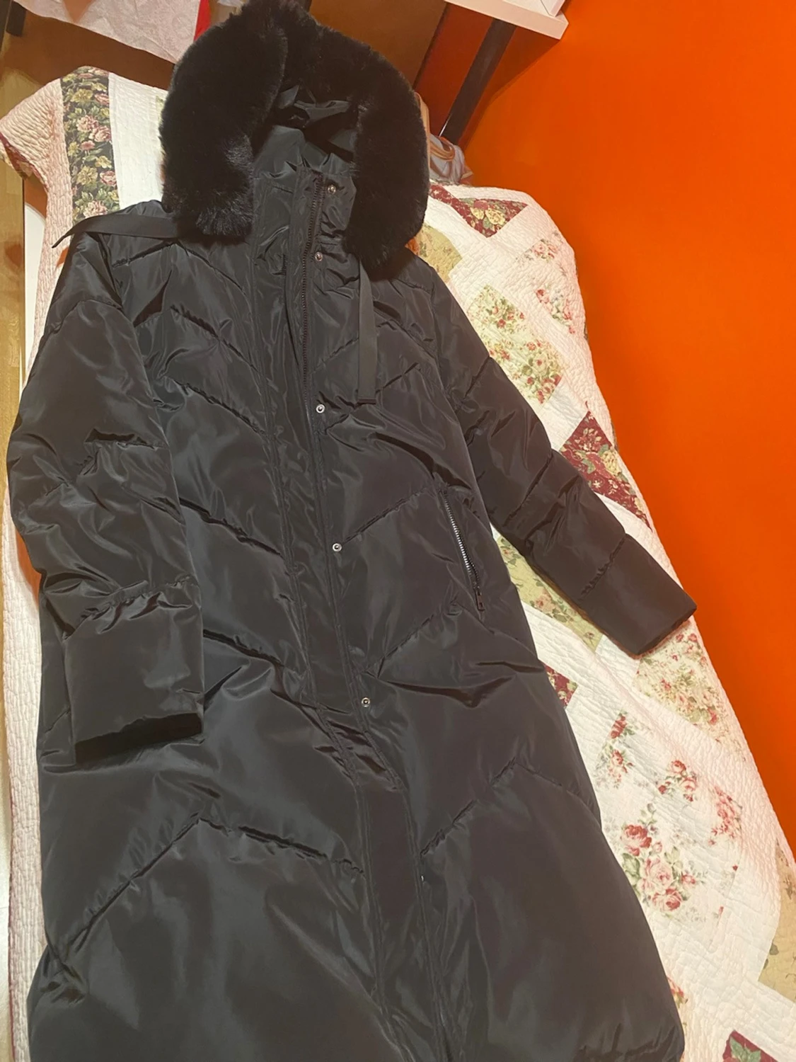 Svart lång dunjacka med fuskpäls - 3